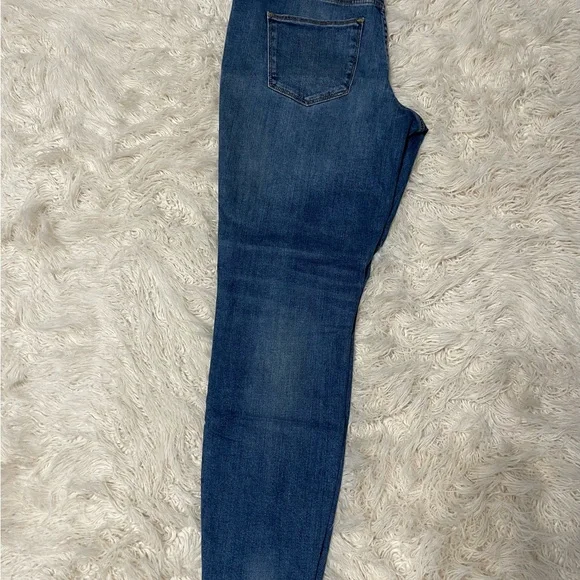 Universal Thread Blue Ankle Cropped Jeans - Picture 6 of 8